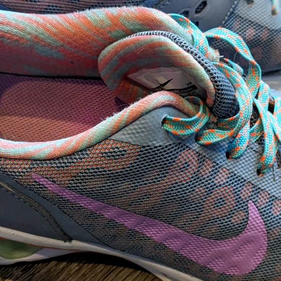 Barely used women's 7.5 Nike running shoes - Picture 4 of 9